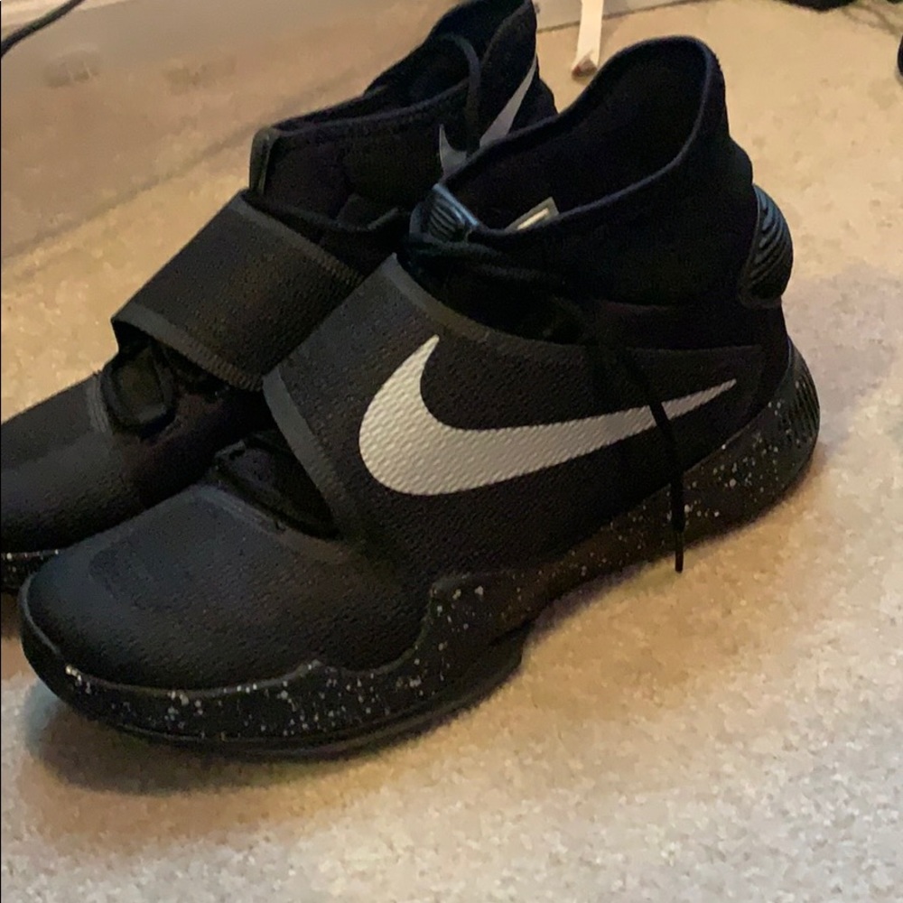 Nikes Men’s Black and Gray